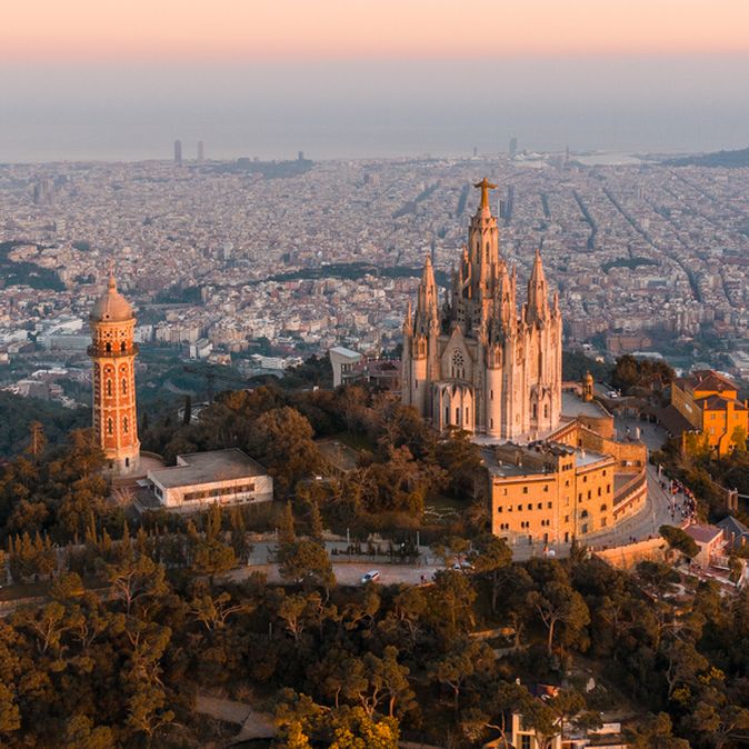 Eine Luftaufnahme der Sühnekirche des Heiligen Herzens auf dem Berg Tibidabo in Barcelona