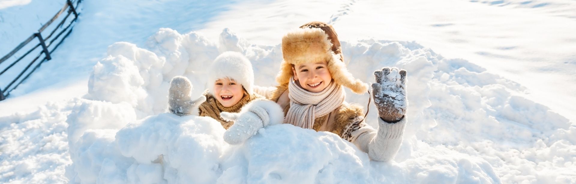 Zwei Kinder spielen im Schnee