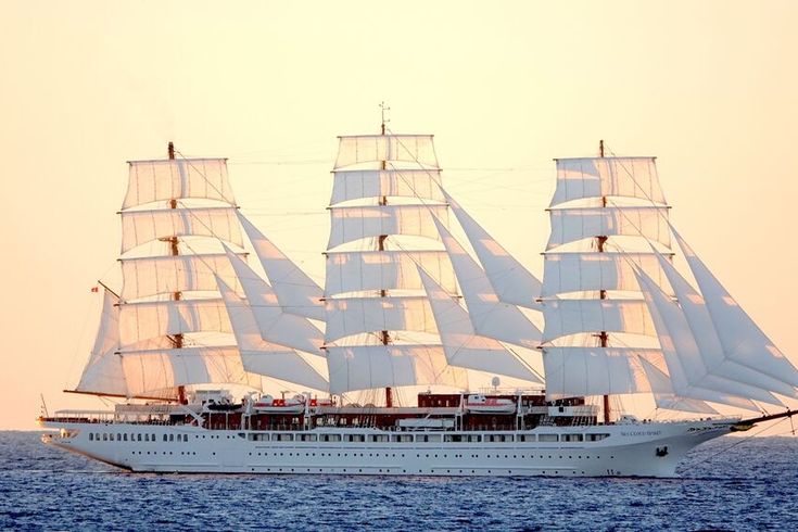 Foto der Sea Cloud Spirit im Sonnenaufgang