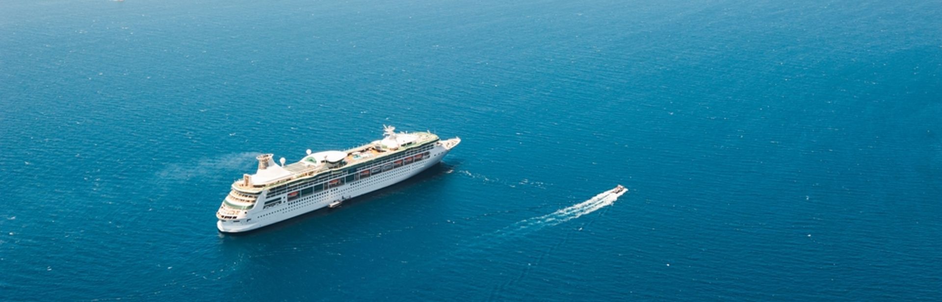 Ein Kreuzfahrtschiff von oben