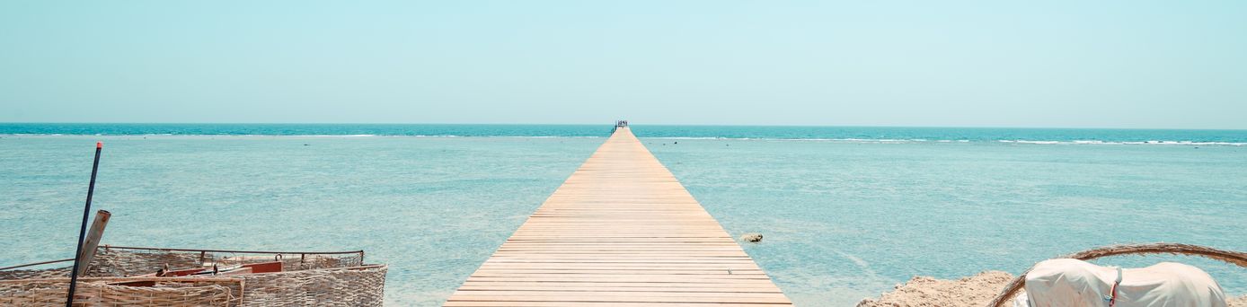 Langer Steg, der ins Meer führt