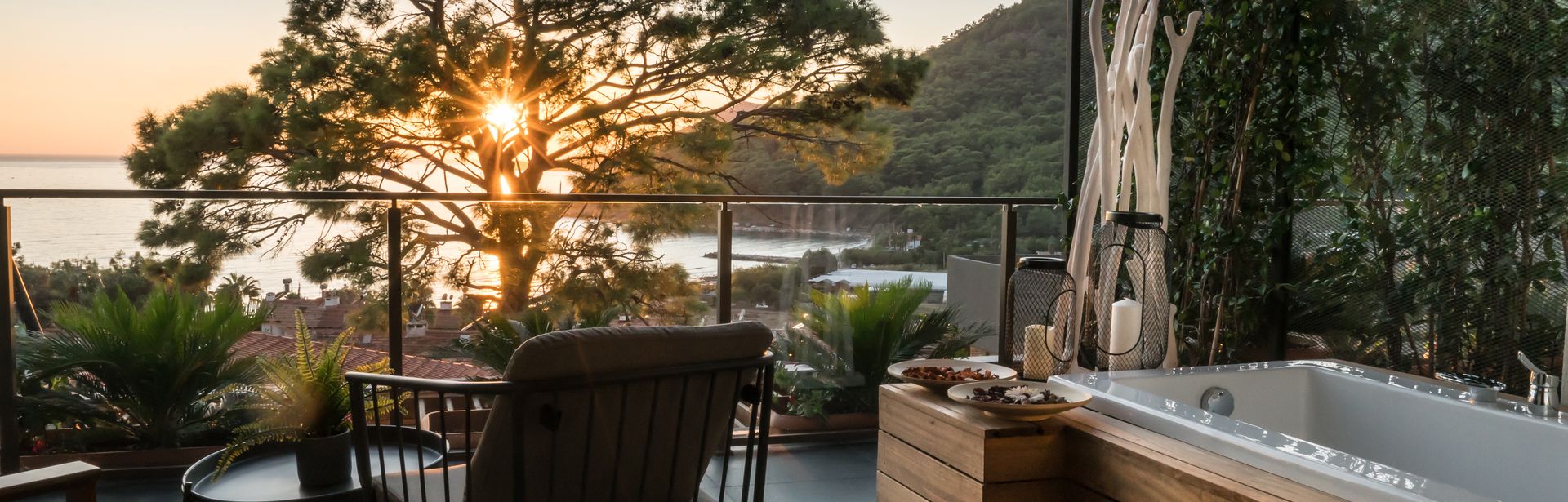 Balkon mit Whirlpool mit Ausblick auf den Sonnenuntergang über dem Meer