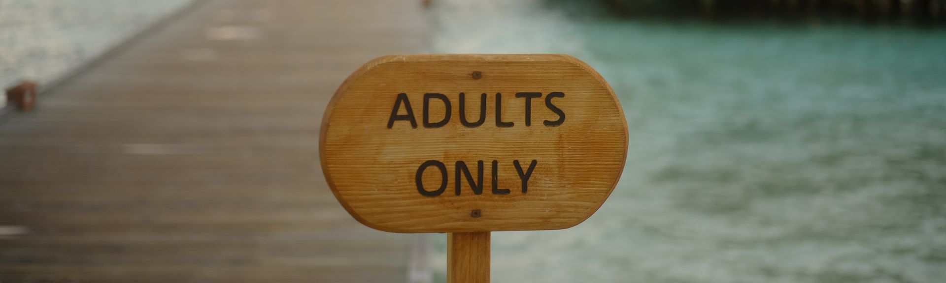 Adults only Schild am Strand