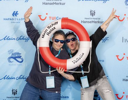 Sandra Sorgato und Alexandra Thiel mit Rettungsreifen