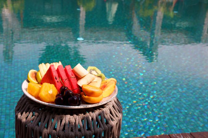 Obstteller am Pool