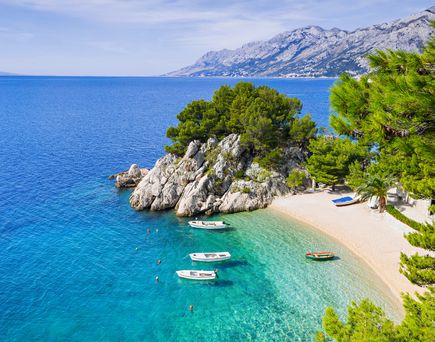 Küste mit Booten in Kroatien