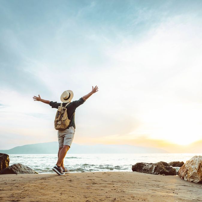 Mensch am Meer, offene Arme
