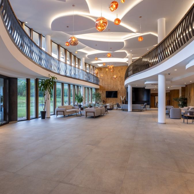 Eine elegante Hotellobby mit Sofas und Pflanzen