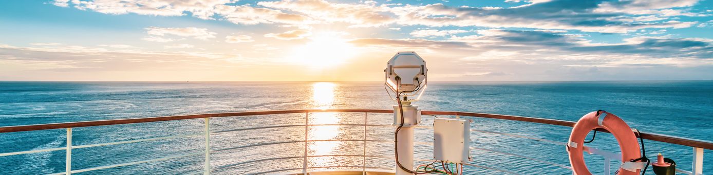 Panoramablick auf das Meer mit einem schönen Sonnenuntergang auf einem Kreuzfahrtschiff