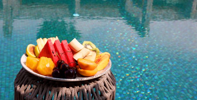 Obstteller am Pool