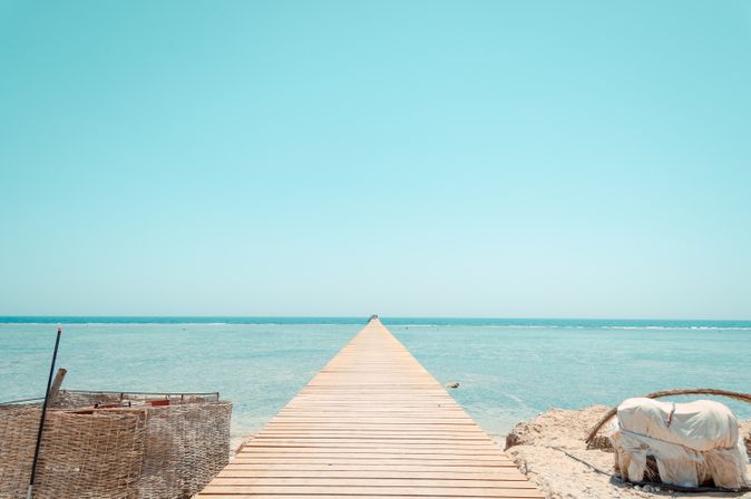 Langer Steg, der ins Meer führt