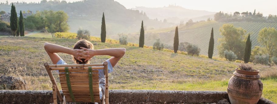 Mann entspannt in einer Liege in Italien