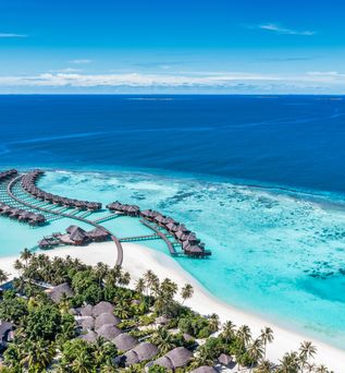Eine kleine Insel mit vielen Häusern und Wasserbungalows