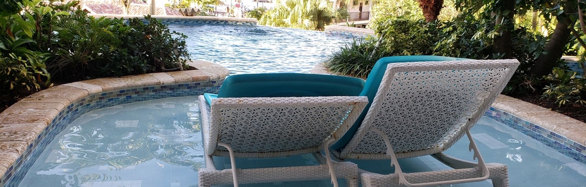 Zwei Liegen in einem kleinen Pool