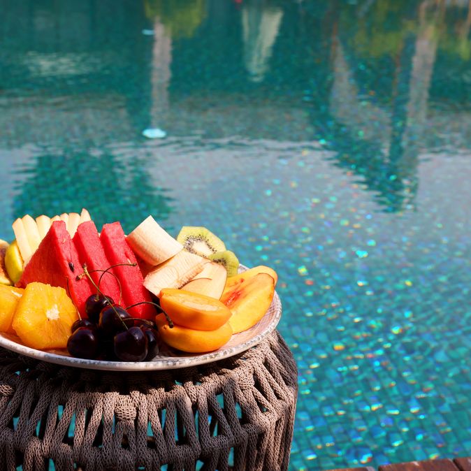 Obstteller am Pool