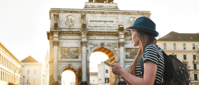 Touristin in München sieht sich Sehenswürdigkeiten an