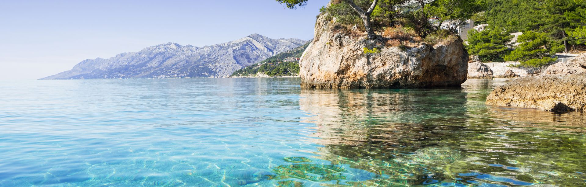 Glasklares Wasser vor einer Insel in Kroatien
