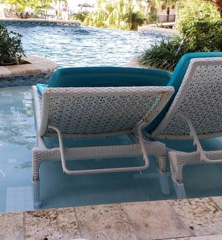 Zwei Liegen in einem kleinen Pool