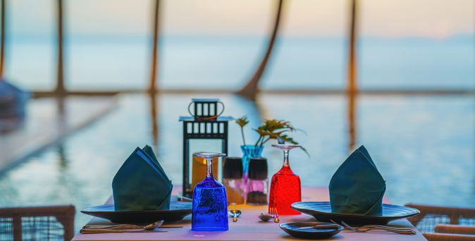 Gedeckter Tisch vor einem Pool in einem Boutiquehotel