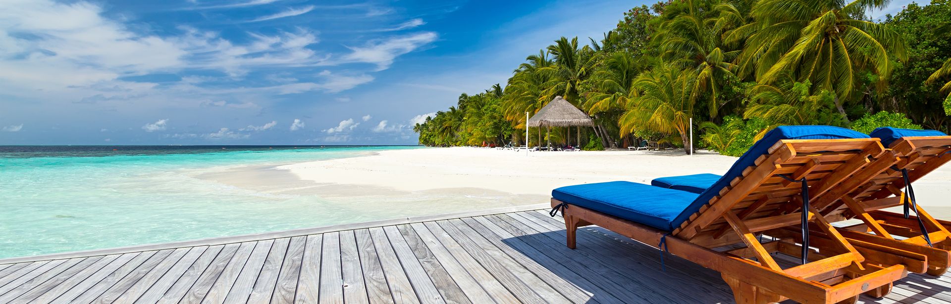 Liegen auf einer Terasse mit Strandzugang