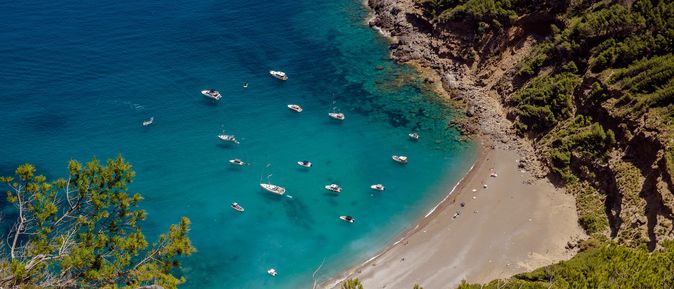 Eine Bucht mit Strand und einigen Schiffen im Meer
