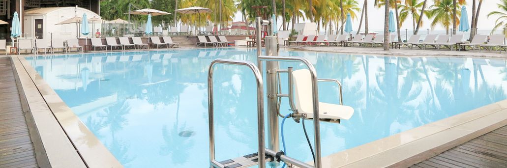 Eine Einstiegshilfe in einen Pool