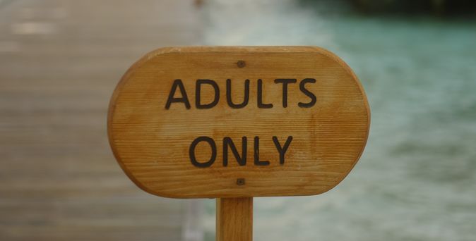 Adults only Schild am Strand