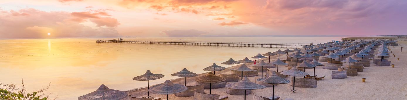 Strand mit vielen Sonnenschirmen und Liegen in Ägypten
