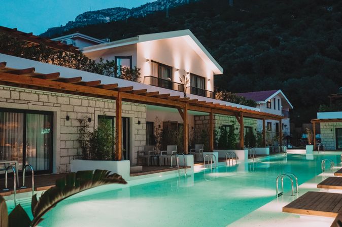 Ein beleuchteter Pool eines eleganten Boutiquehotels
