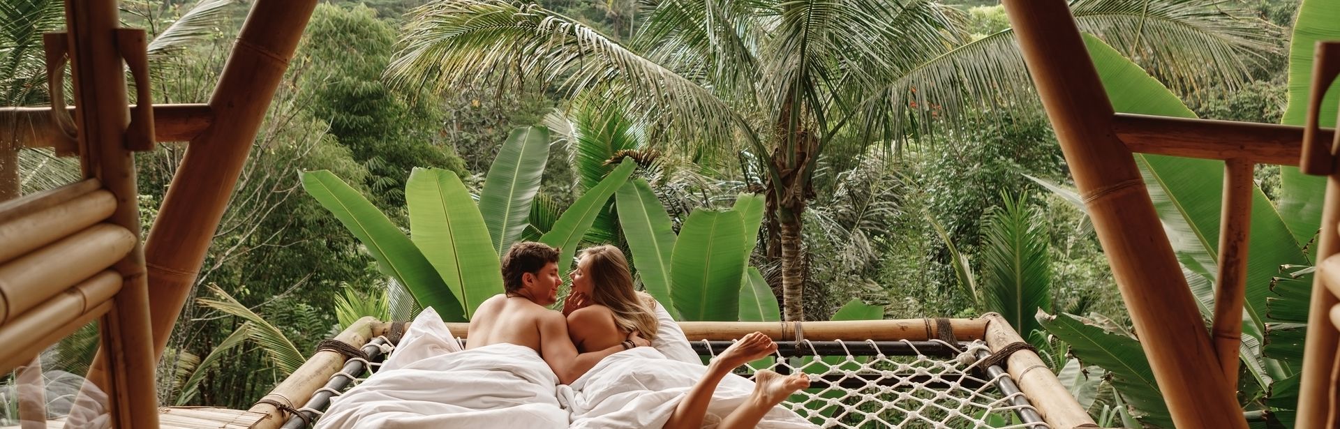 Glückliches Paar liegt auf einer Hängematte