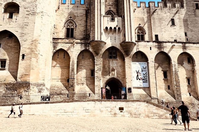 Blick auf den Papstpalast in Avignon