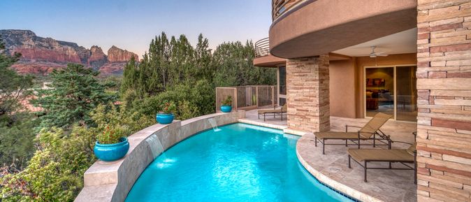 Privater Pool auf einer Terasse mit zwei Liegen