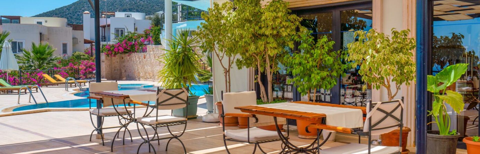 Restaurantbereich auf einer Terrasse eines eleganten Boutiquehotels