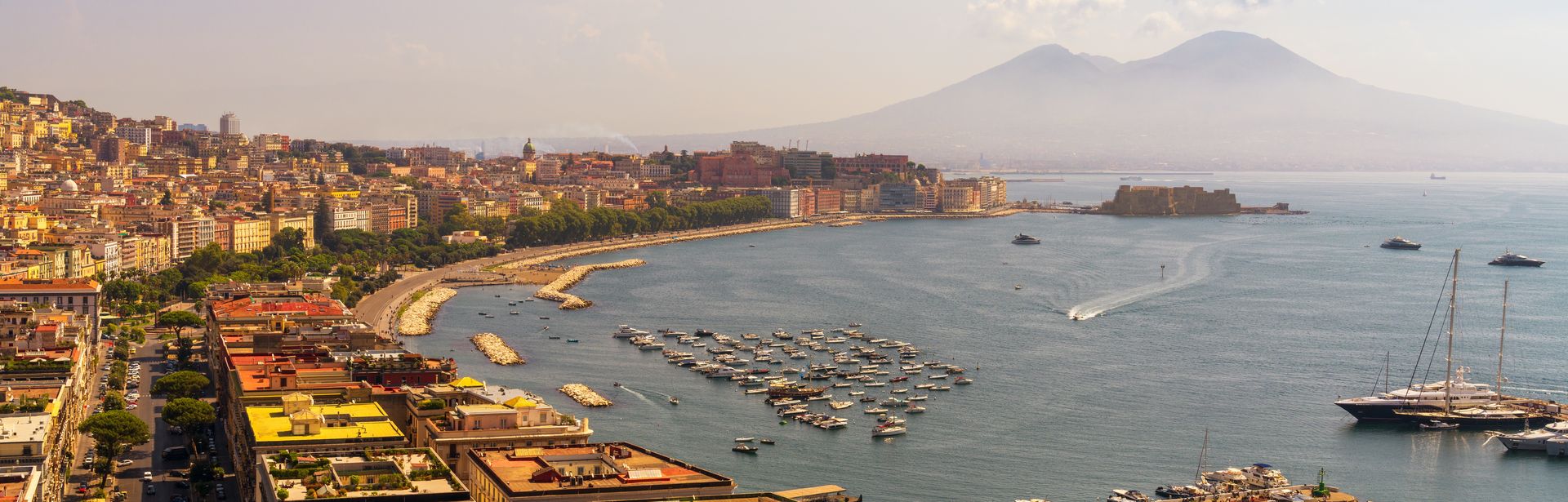 Stadt am Meer, die Küste ist dabei halbkreisförmig