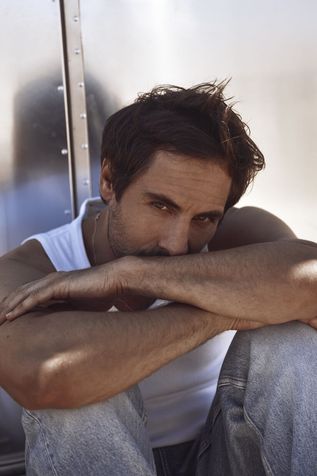 Max Giesinger sitzend mit verschränkten Armen