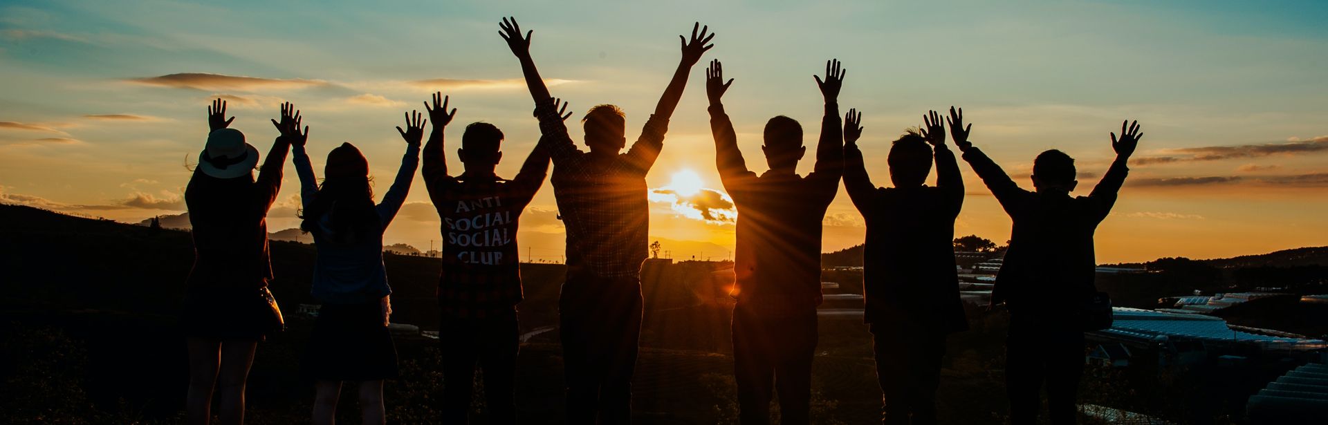 Strand, junge springende Leute