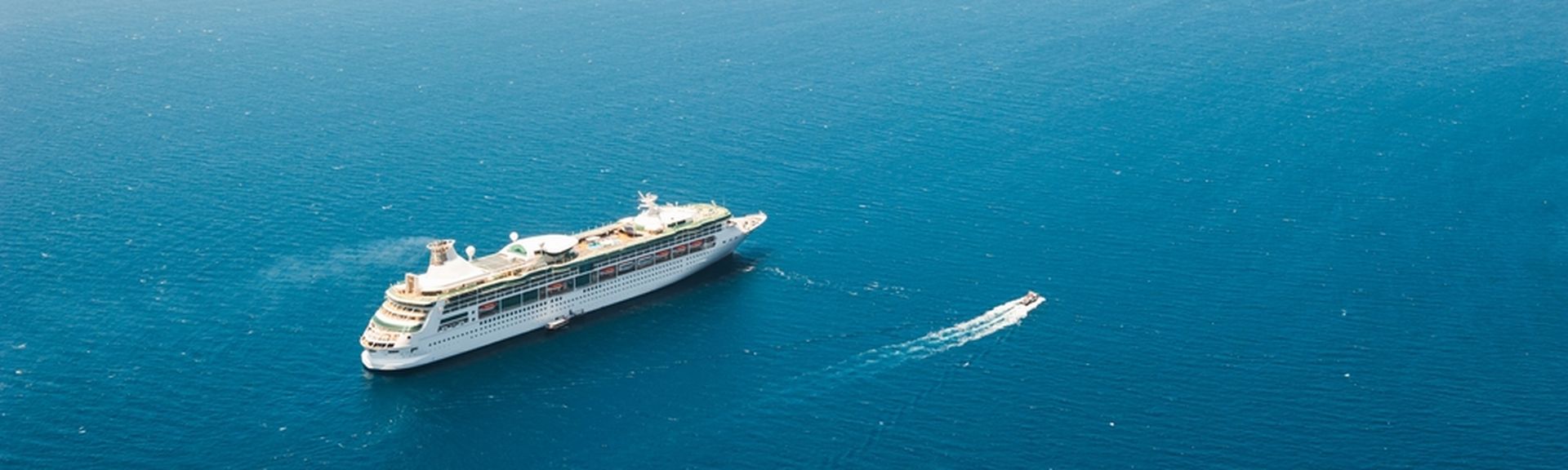 Ein Kreuzfahrtschiff von oben