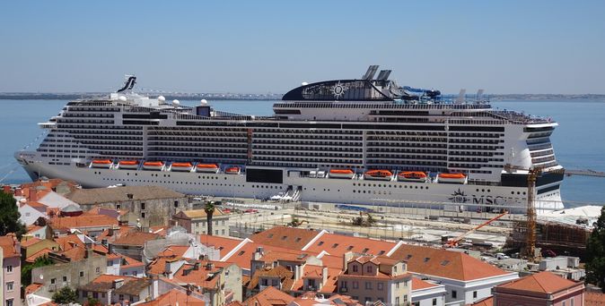 MSC Schiff in Lissabon