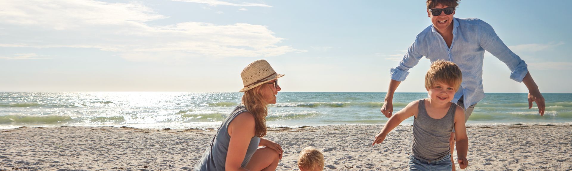 Eine Familie spielt am Strand