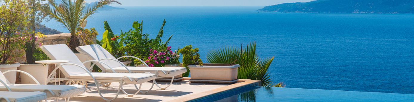 Infinity Pool mit Liegen und Blick auf das Meer