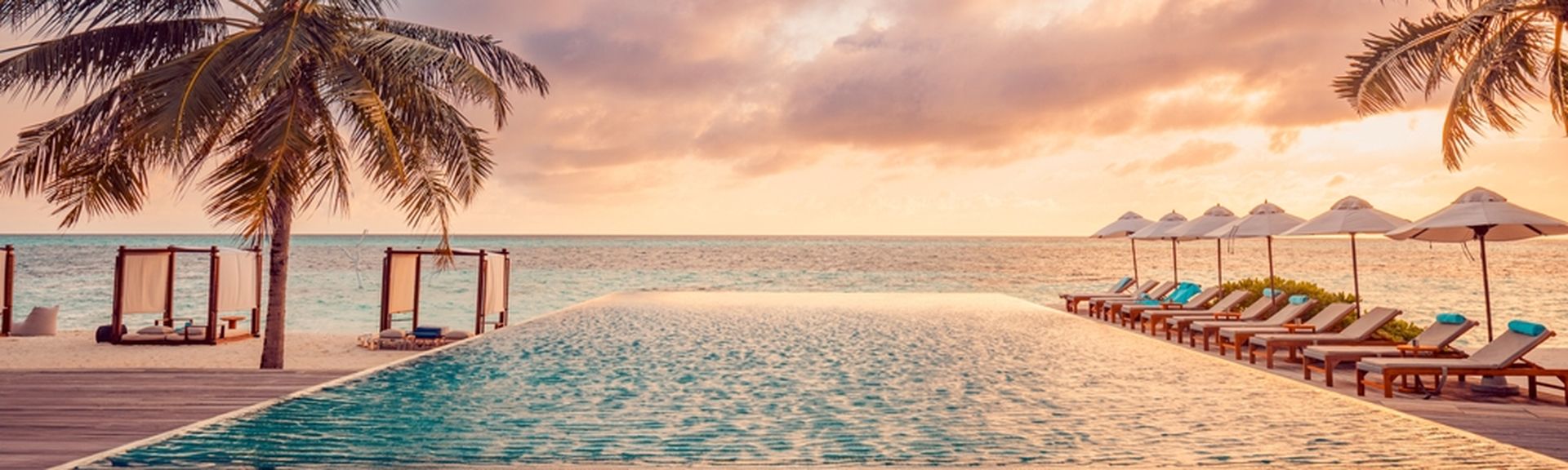 Ein Pool mit Meerblick bei Sonnenuntergang