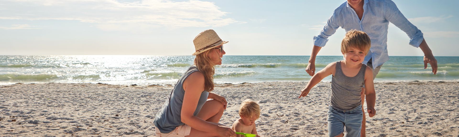 Eine Familie spielt am Strand
