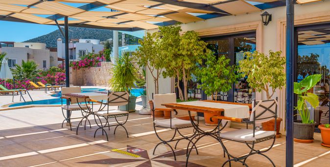 Restaurantbereich auf der Terrasse eines eleganten Boutiquehotels