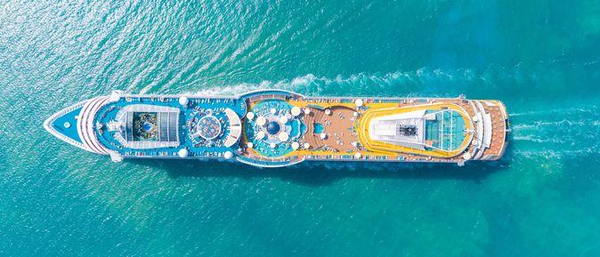 Ein großes Kreuzfahrtschiff von oben
