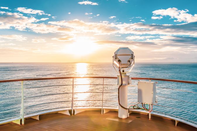 Panoramablick auf das Meer mit einem schönen Sonnenuntergang auf einem Kreuzfahrtschiff