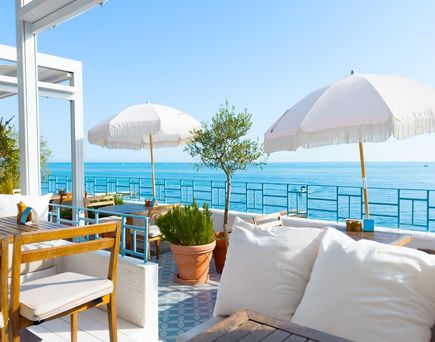 Eine Terrasse mit Blick aufs Meer