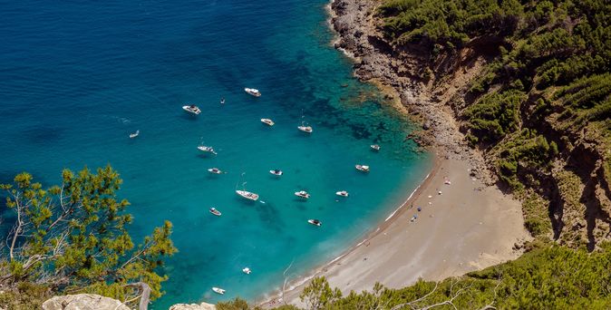 Eine Bucht mit Strand und einigen Schiffen im Meer