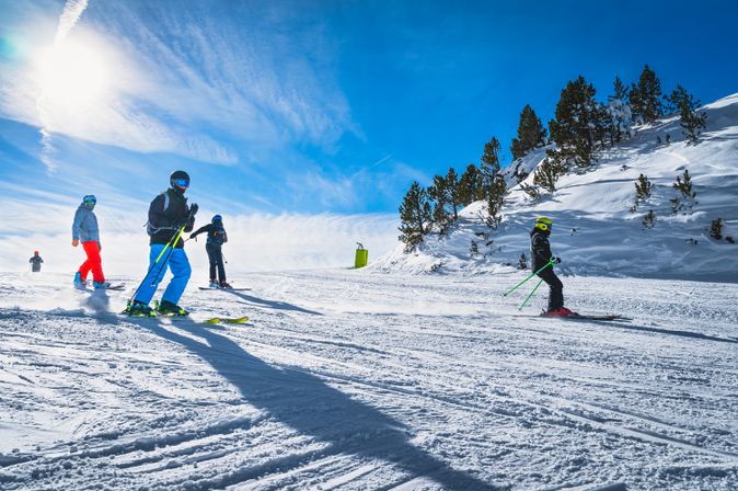 Skifahrer auf einer Schneebedeckten Piste