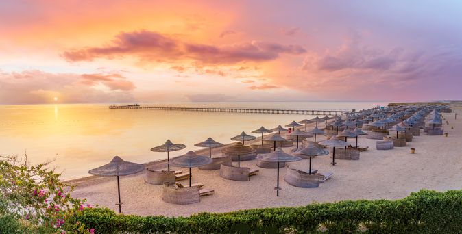 Strand mit vielen Sonnenschirmen und Liegen in Ägypten