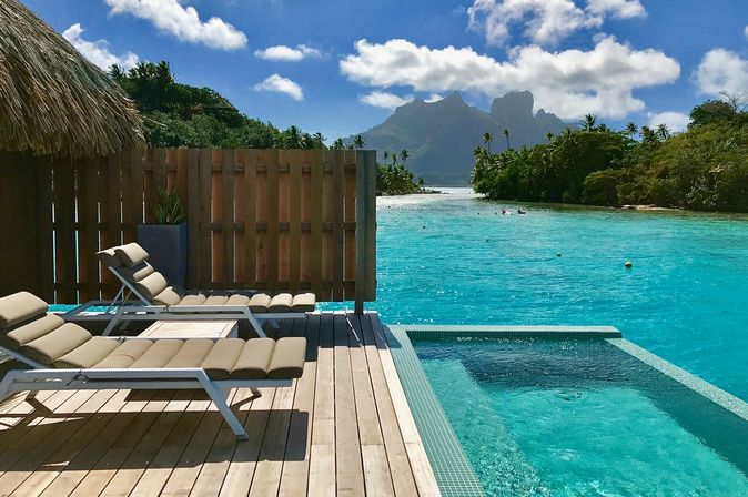 Liegen auf einem abgeschirmten Teil einer Terrasse, die direkt am Pool liegt